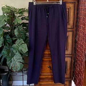 Lululemon Tapered Leg Mid rise Trouser style pant  Size L / 10